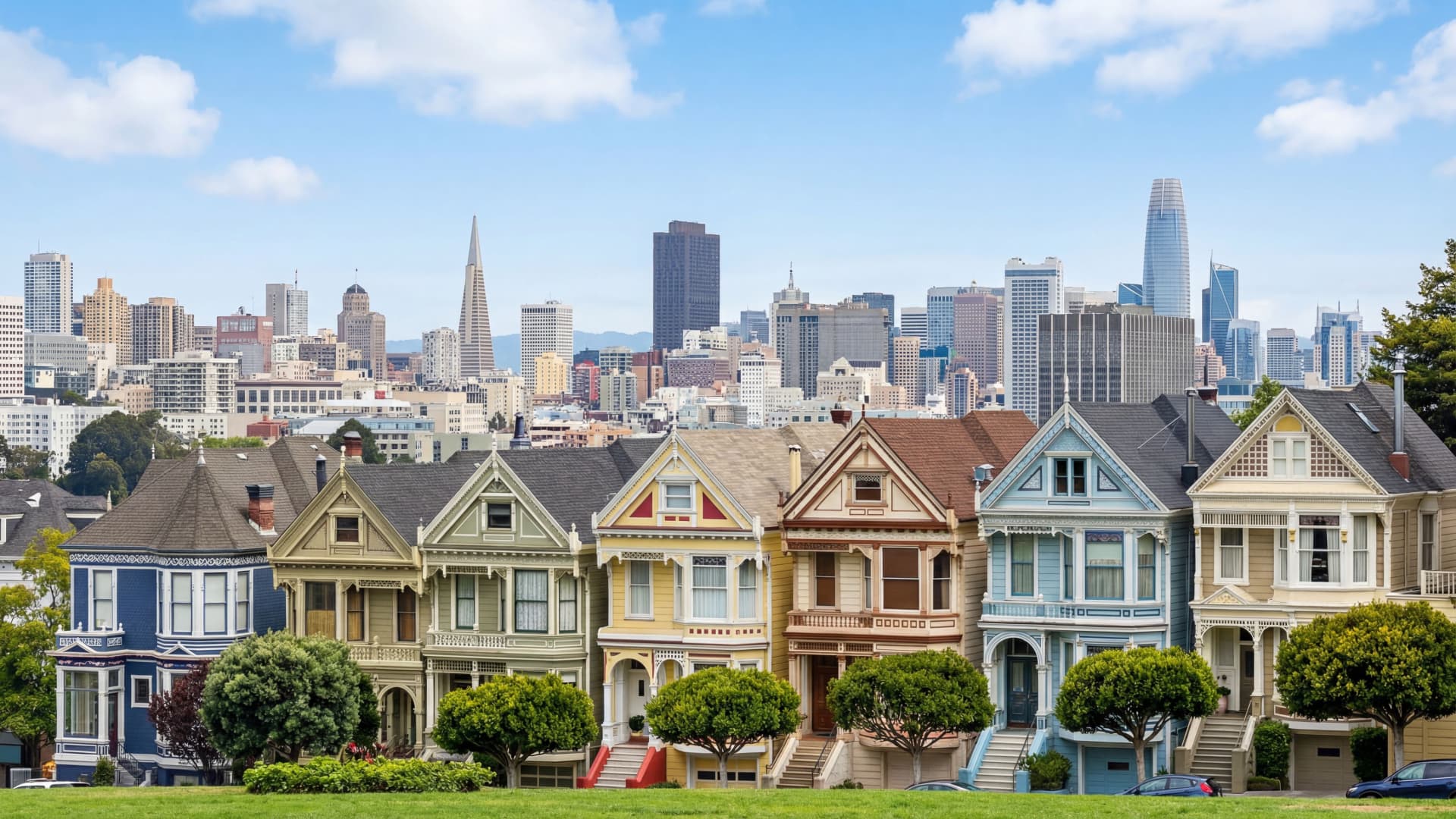 Iconic Victorian Painted Ladies houses at Alamo Square with San Francisco downtown skyline